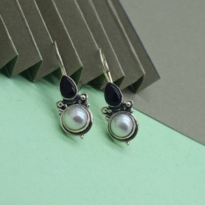 Blackonyx & Pearls Earrings