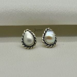 Pearl Stud Pear shape