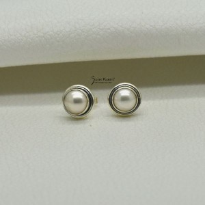 Small Pearl Stud